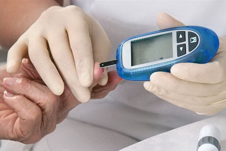 Prelievo di sangue per la misurazione della glicemia nel diabete